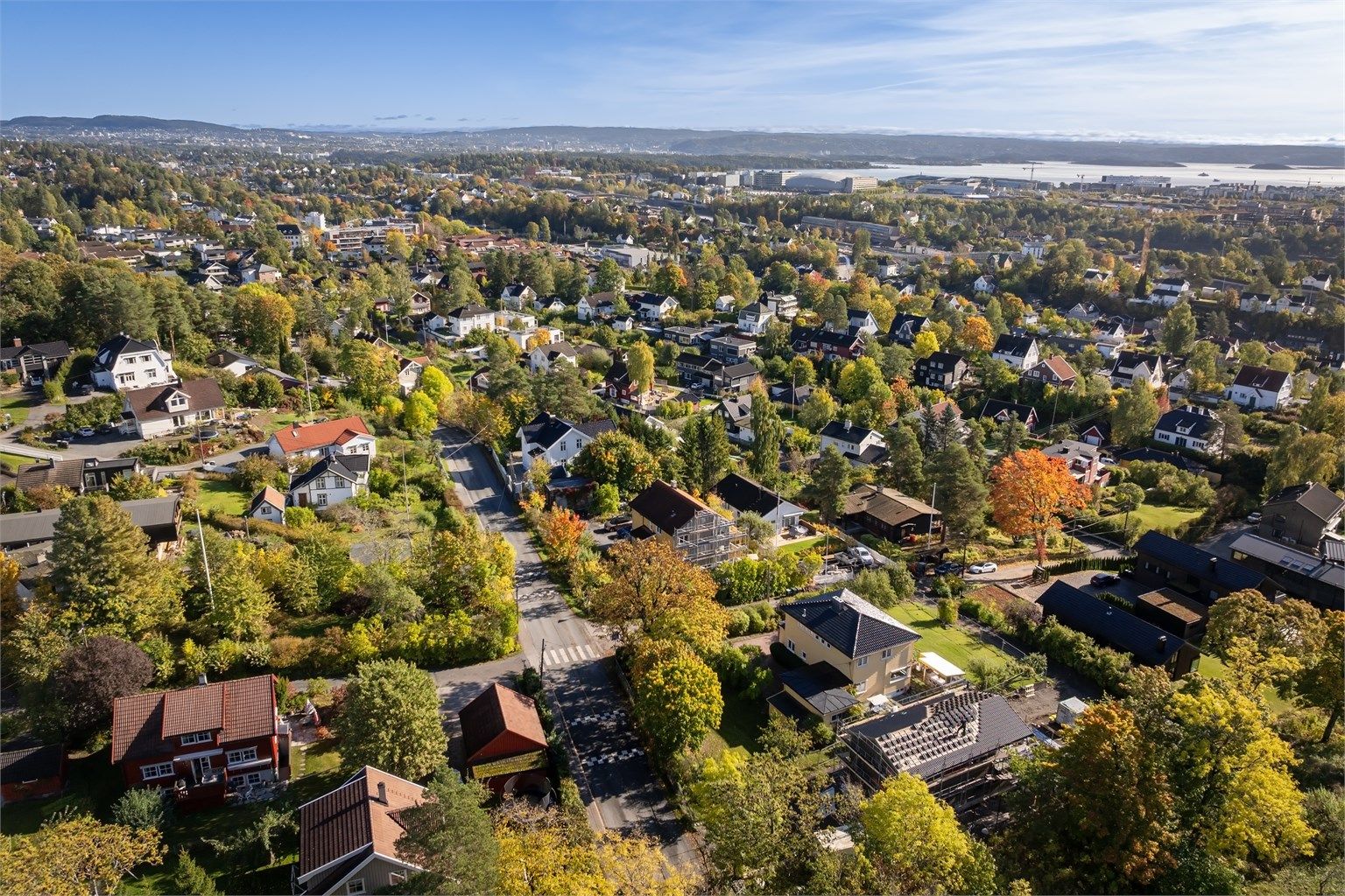 Boligen har en svært attraktiv beliggenhet i et hyggelig og barnevennlig boligområde på Stabekk