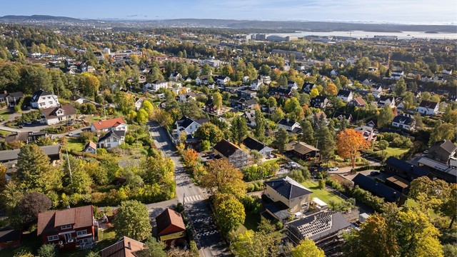 Boligen har en svært attraktiv beliggenhet i et hyggelig og barnevennlig boligområde på Stabekk