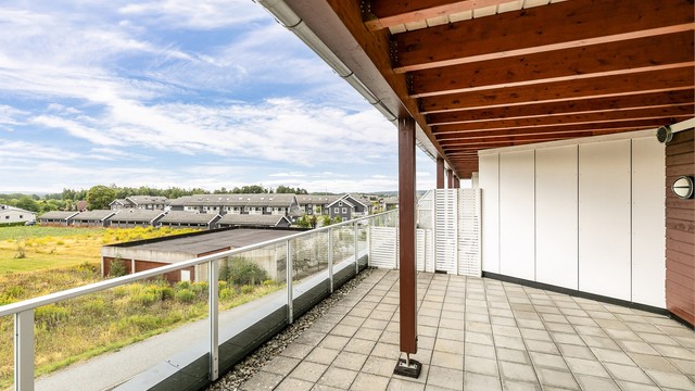 Det er ingen nærstående bebyggelse foran leiligheten, i stedet utsyn til nærmiljøet. Ytterst sees også landskapsutsikt mot sør.