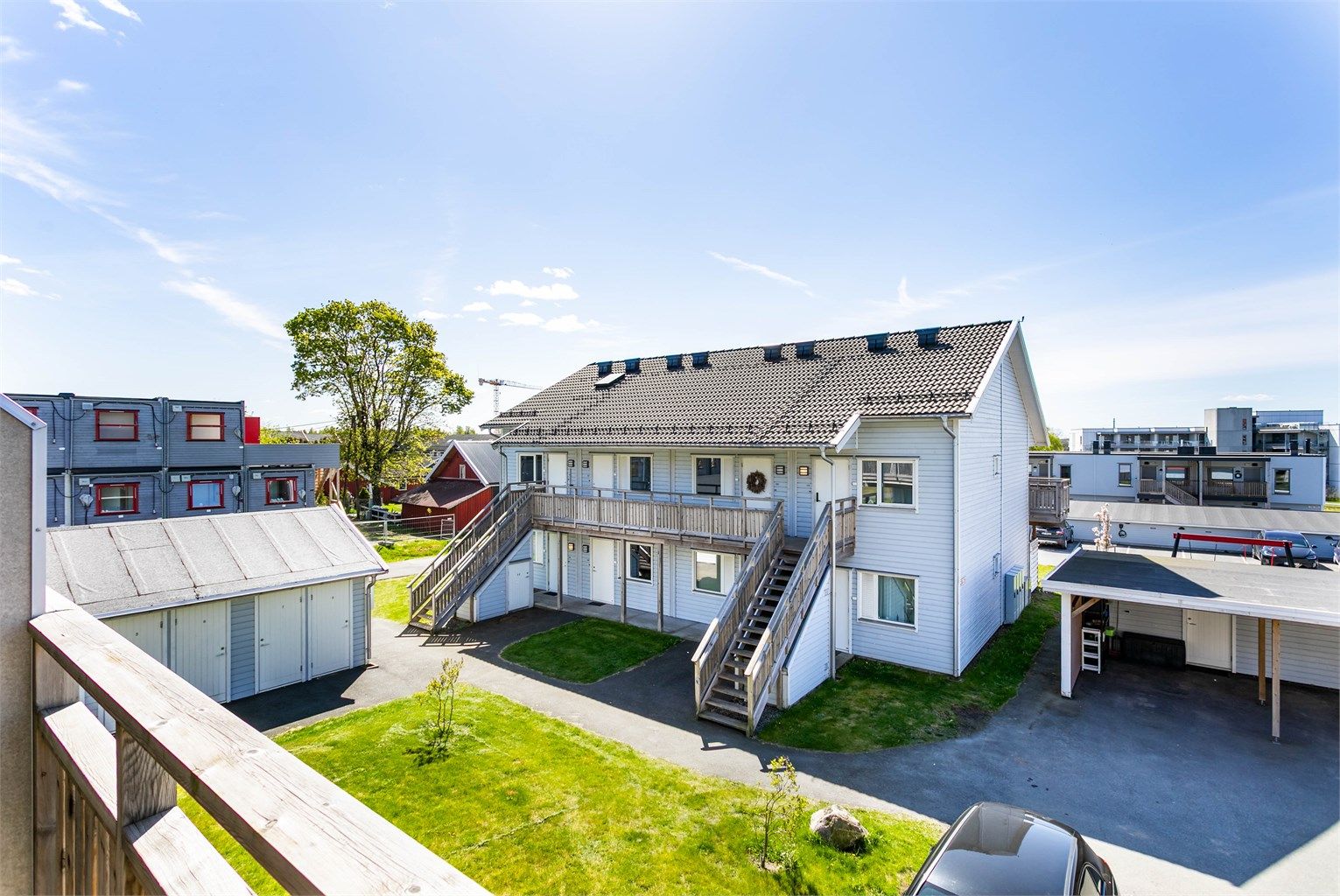 Syd-vestlig orientering eksponerer balkongen for solens gang fra tidlig ettermiddag til kveld sommerstid.