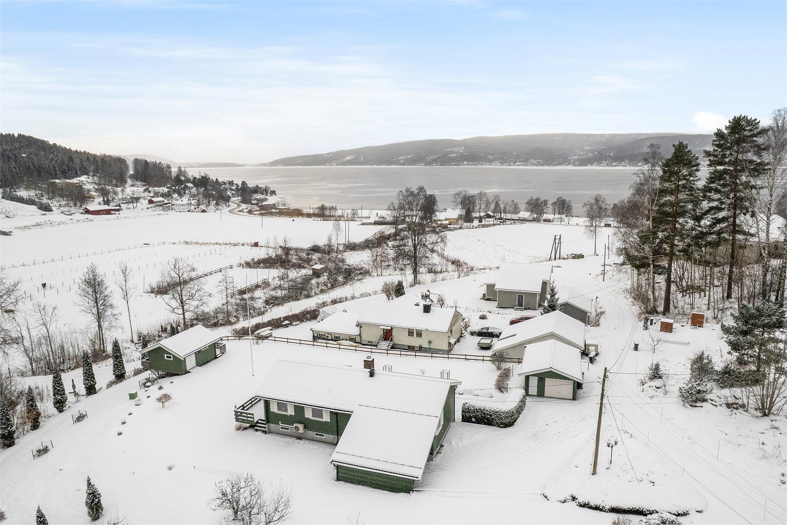 Tomten er på over 2 mål, og er pent opparbeidet med gressplen og diverse beplantning