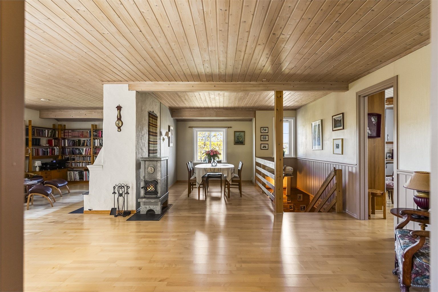 Etasjen har en åpen og luftig planløsning med flere soner for sittegrupper og spisestue.
