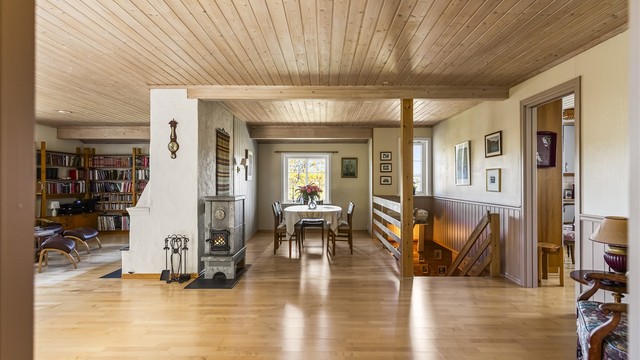 Etasjen har en åpen og luftig planløsning med flere soner for sittegrupper og spisestue.