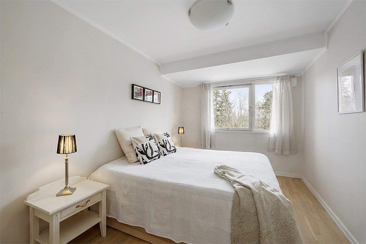 Hovedsoverom med god plass til dobbeltseng og tilhørende møblement. 