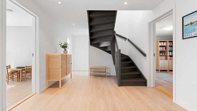 Hallen i første etasje fungerer som et bindeledd mellom alle rommene.