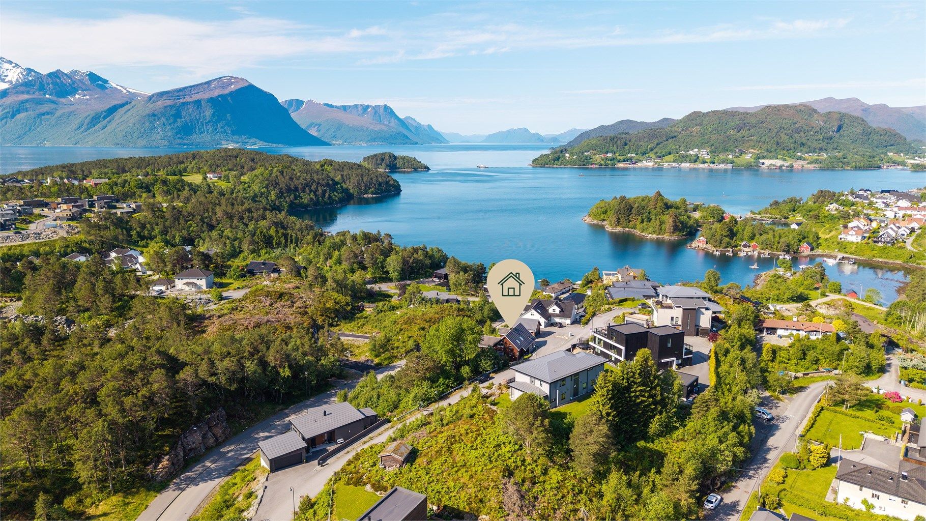 Dronebilde av nærområdet tatt fra øst mot vest