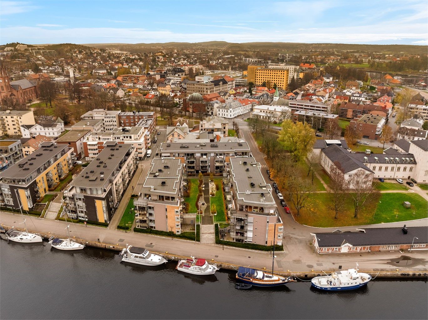 I Nygaard Brygge bor du svært sentralt, men tilbaketrukket fra de travlere bygatene. I nabolaget finnes noen av byens vakreste parker.