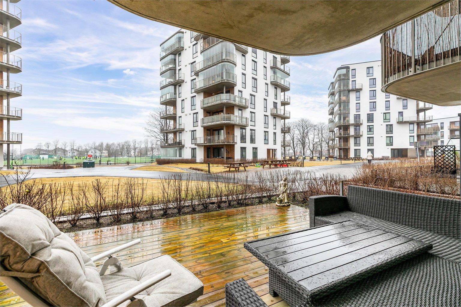 I første etasje av Rabekkgata 3B finner du denne moderne to-roms leiligheten fra 2023, lett tilgjengelig og med stor terrasse i vestlig retning. Fotograf; Børge Oppegård.