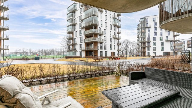 I første etasje av Rabekkgata 3B finner du denne moderne to-roms leiligheten fra 2023, lett tilgjengelig og med stor terrasse i vestlig retning. Fotograf; Børge Oppegård.