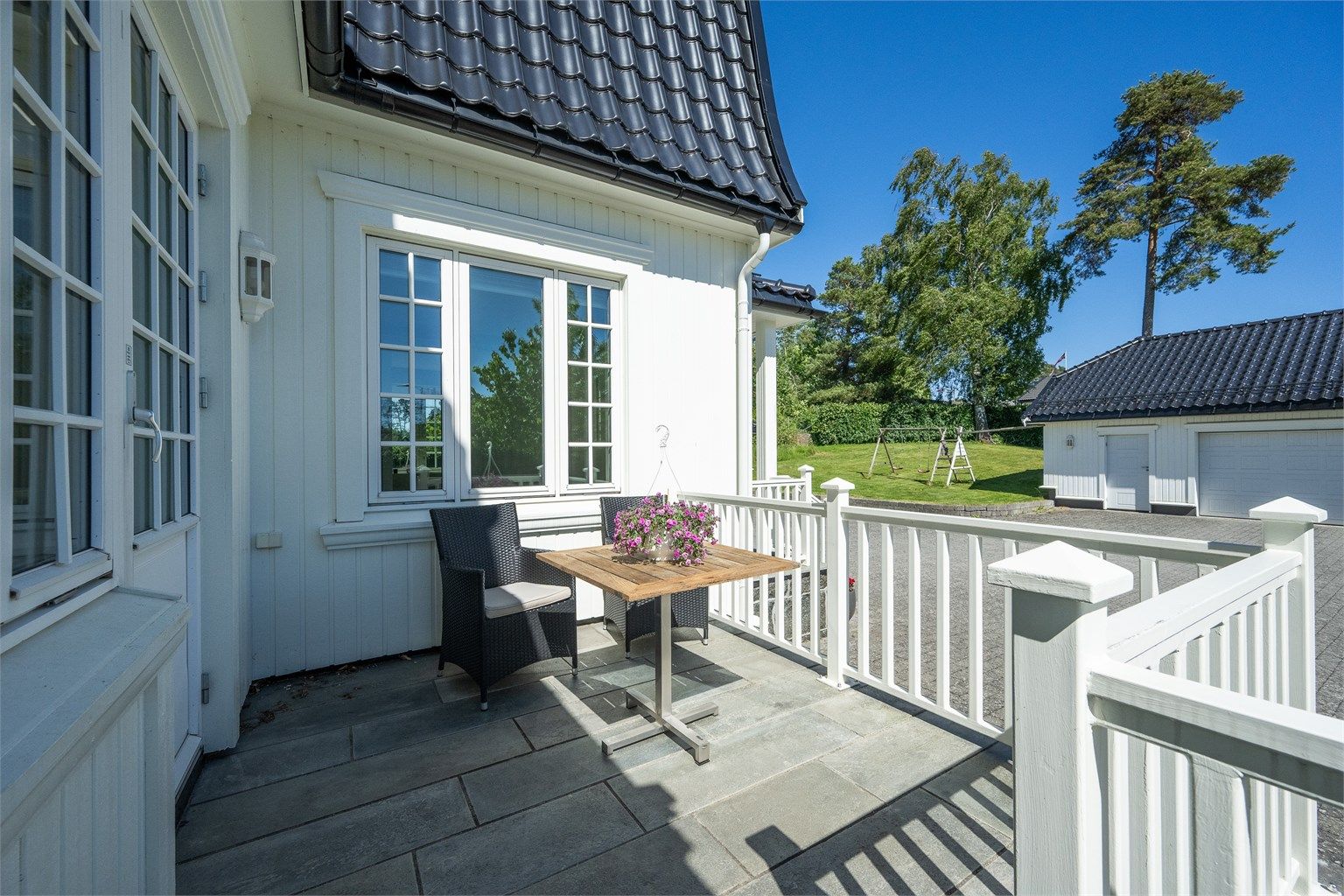 Terrasse utenfor kjøkkenet, perfekt for morgenkaffen.