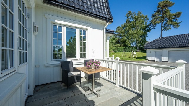 Terrasse utenfor kjøkkenet, perfekt for morgenkaffen.