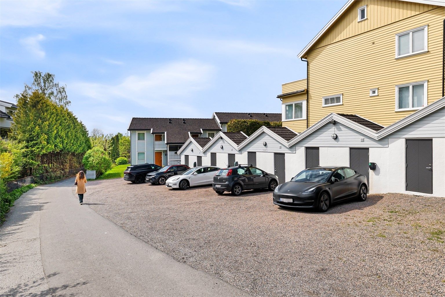 Det medfølger en fast biloppstillingsplass og en utvendig bod på 4 m².