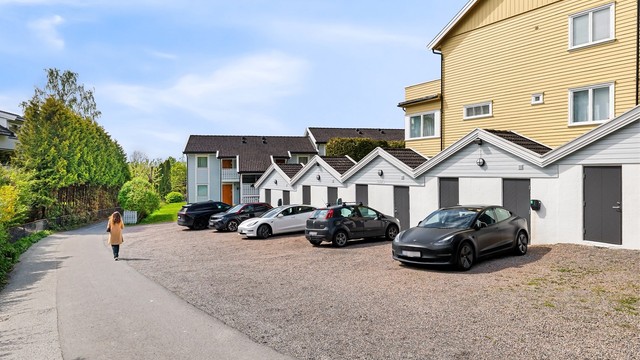 Det medfølger en fast biloppstillingsplass og en utvendig bod på 4 m².