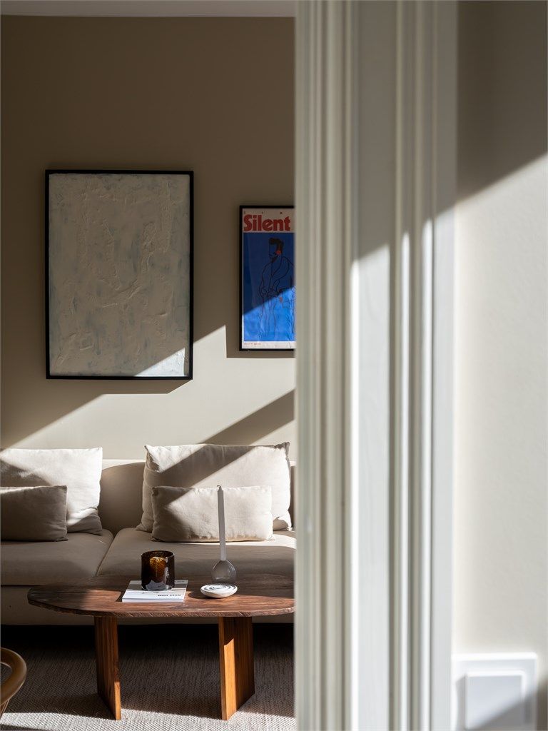 Brede og profilerte lister er med på å fremheve den klassiske sjarmen i leiligheten.