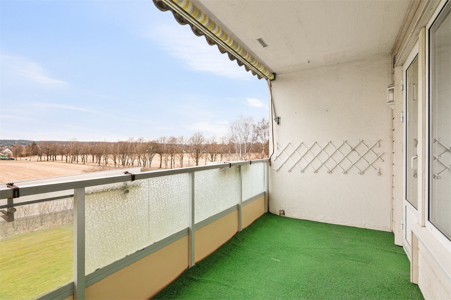 I tillegg til denne har leiligheten også en tilstøtende, mindre veranda som er tilgjengelig fra kjøkkenet.