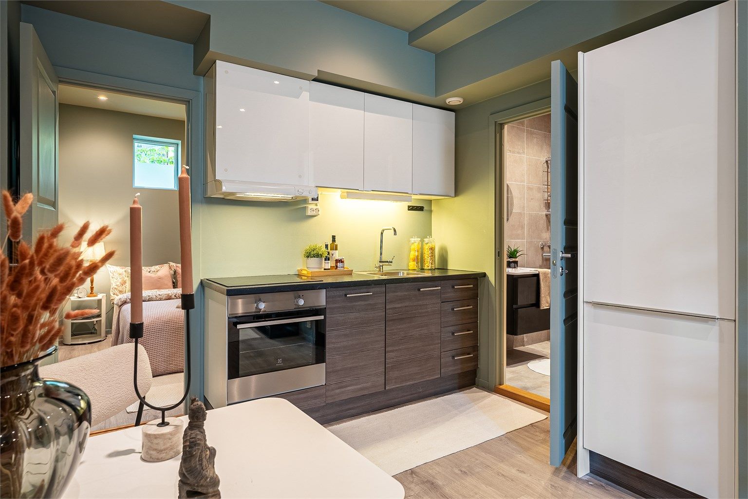 Kjøkkenet har videre integrert stekeovn, platetopp, oppvaskmaskin og kjøleskap med fryser. 