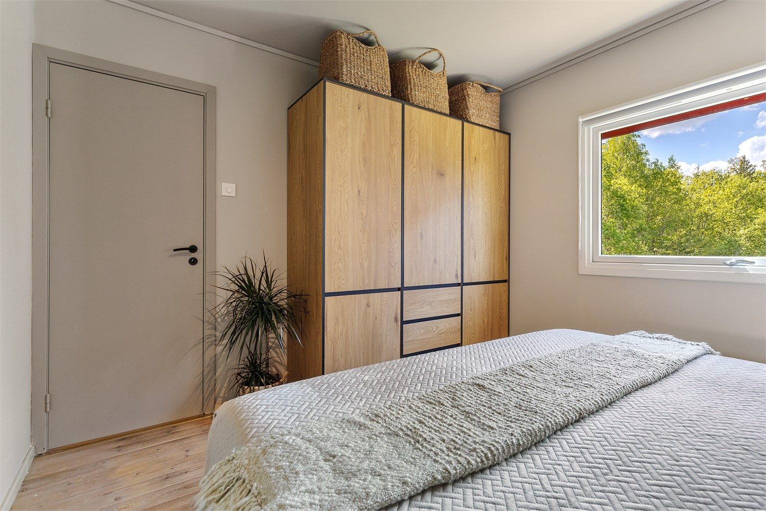 Leiligheten har 2 soverom. Hovedsoverommet er av god størrelse med god plass til dobbeltseng med nattbord på hver side, samt garderobeskap. Herfra er det også egen inngang til badet.