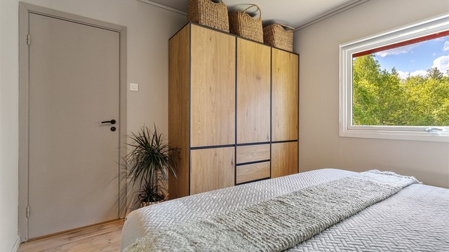 Leiligheten har 2 soverom. Hovedsoverommet er av god størrelse med god plass til dobbeltseng med nattbord på hver side, samt garderobeskap. Herfra er det også egen inngang til badet.