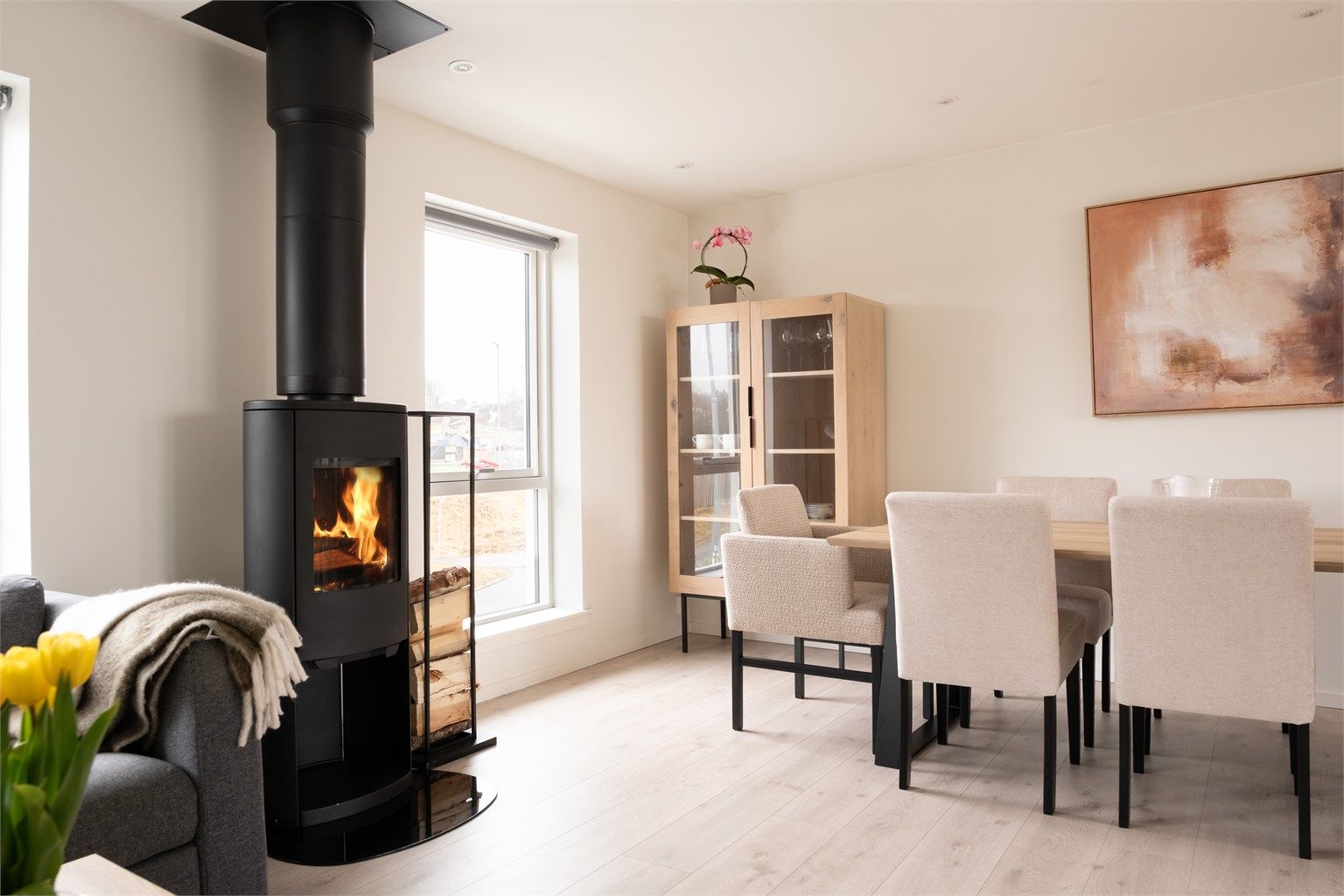 Rekkehuset har god standard fra byggeåret og en familieorientert planløsning med soverommene nede og en stor sosial sone oppe. Her kan du flytte rett inn. Fotograf; Kristoffer Kristiansen.