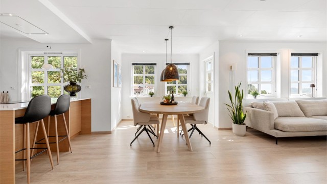 God plass til spisestue i tilknytning til både stue og kjøkken.