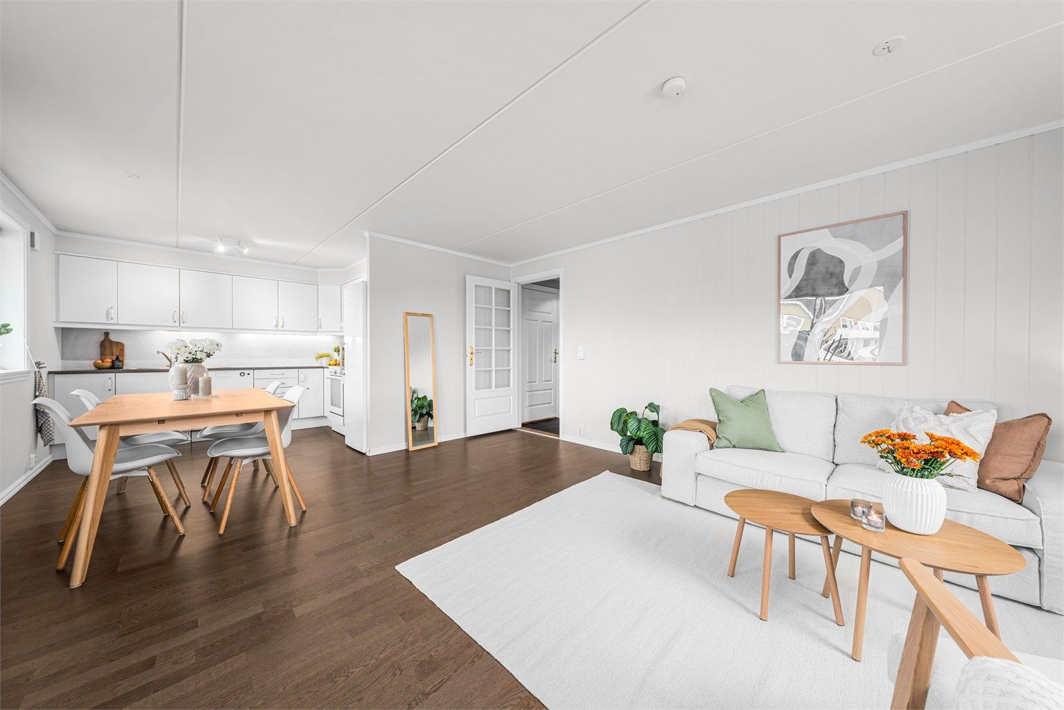 Stuen ligger i åpen løsning med kjøkkenet, og sammen danner de et luftig og innbydende allrom med god møbleringsfrihet.