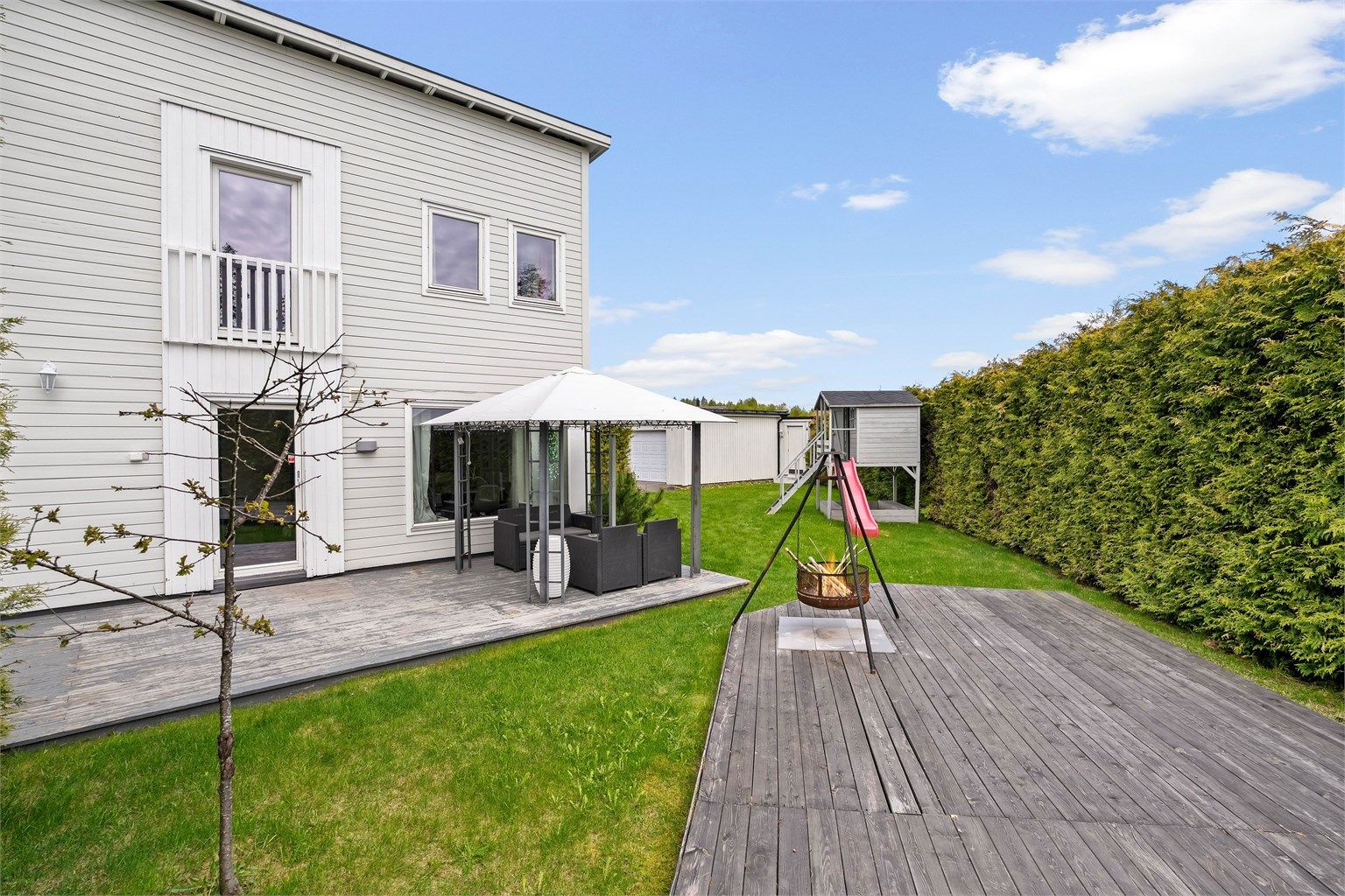 Eiendommen har flott terrasse og platting på baksiden av boligen samt usjenert og romslig hage!