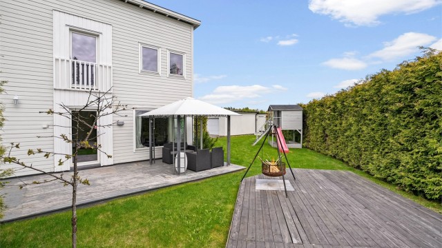 Eiendommen har flott terrasse og platting på baksiden av boligen samt usjenert og romslig hage!