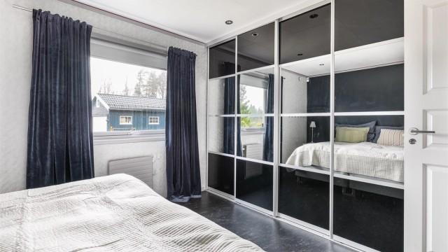 I hovedsoverommets over 3 meter brede skyvedørsgarderobe kan klærne oppbevares oversiktlig.