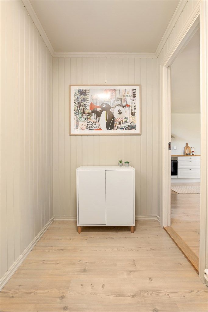 Soverom 2 ligger ved entreen og er velegnet også som et walk-in closet.