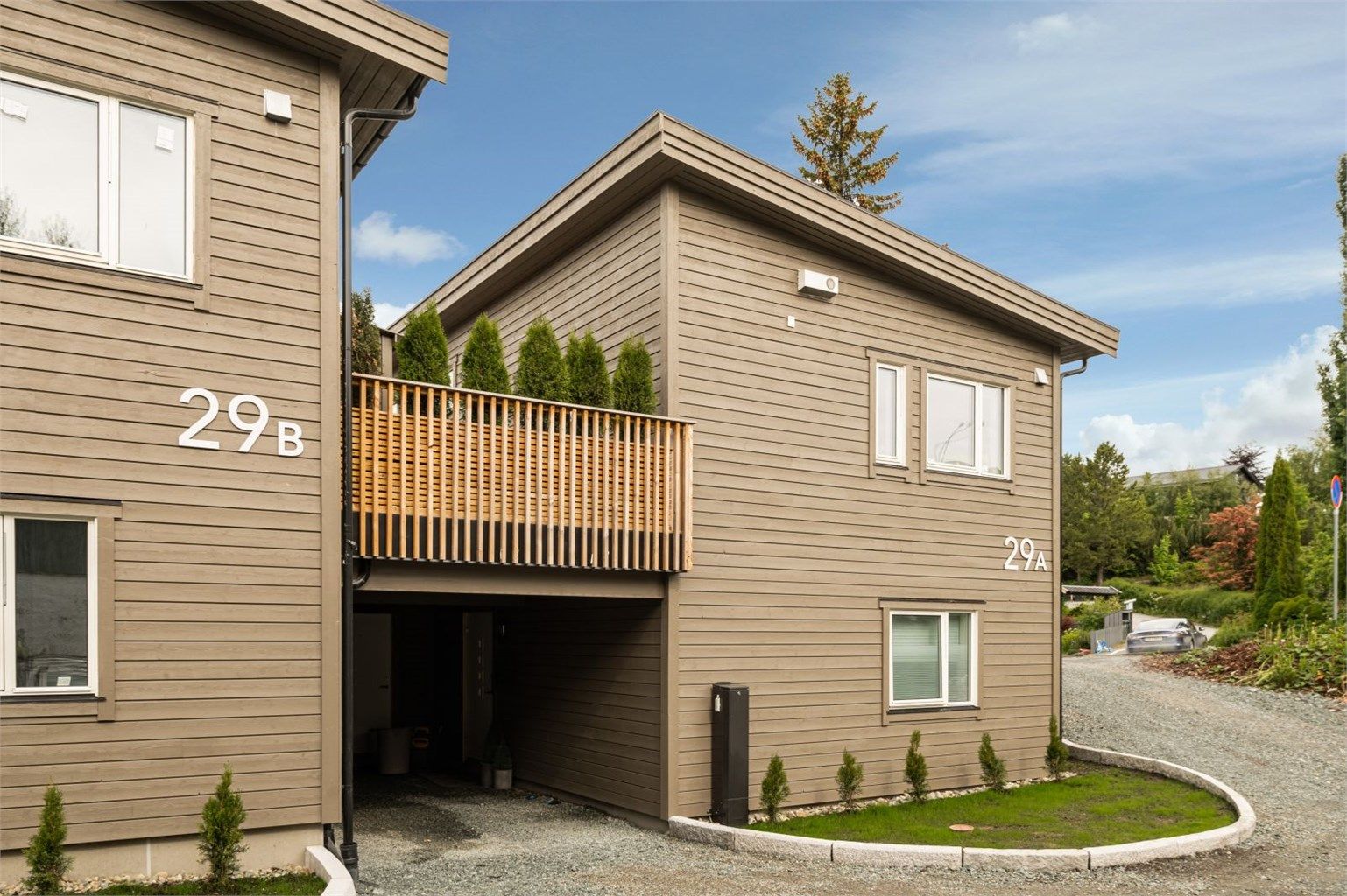 Eiendommen ligger i et rolig og attraktivt boligområde på Hoeggen. Området er svært familievennlig, og du finner både Steindal skole og Utleira skole innen gåavstand samt Nidarvoll og Sunnland barnehage under en kilometer unna. 