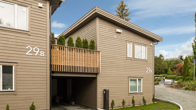 Eiendommen ligger i et rolig og attraktivt boligområde på Hoeggen. Området er svært familievennlig, og du finner både Steindal skole og Utleira skole innen gåavstand samt Nidarvoll og Sunnland barnehage under en kilometer unna.