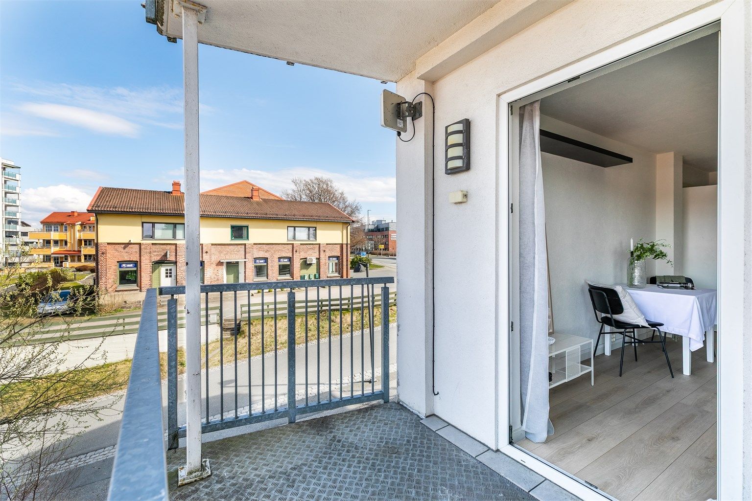 Siden leiligheten ligger på enden er det utsyn i flere retninger på verandaen.