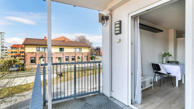 Siden leiligheten ligger på enden er det utsyn i flere retninger på verandaen.