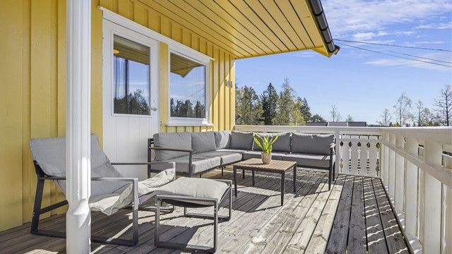Den romslige og overbygde verandaen er en flott forlengelse av stuen, med god plass til utemøbler.