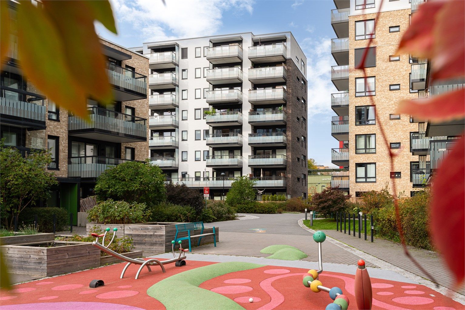 Sameiet disponerer et stort, bilfritt gårdsrom med lekeplass og beplantning.