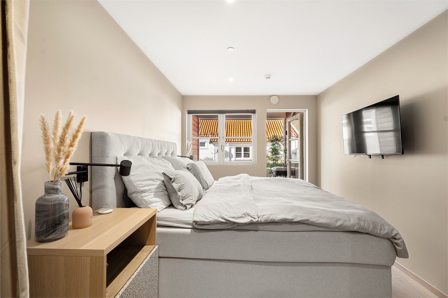 Fra soverommet er det videre utgang til boligens balkong. 