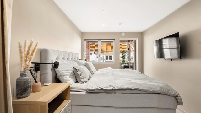 Fra soverommet er det videre utgang til boligens balkong.