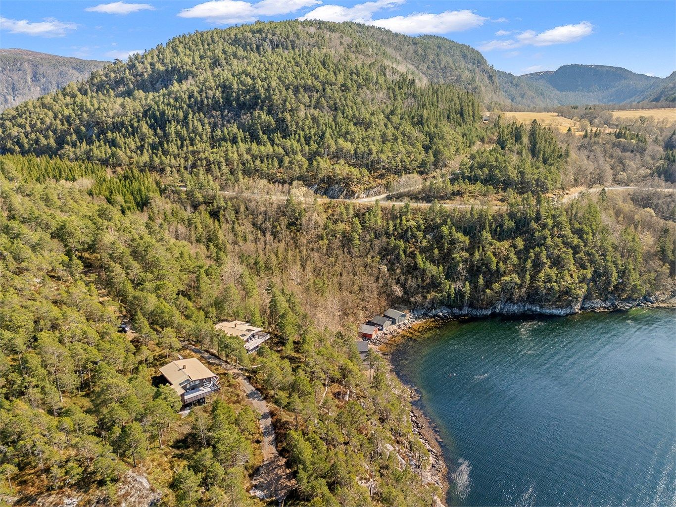 Området byr på flotte naturopplevelser med skog, fjord og variert terreng – perfekt for friluftsliv året rundt.