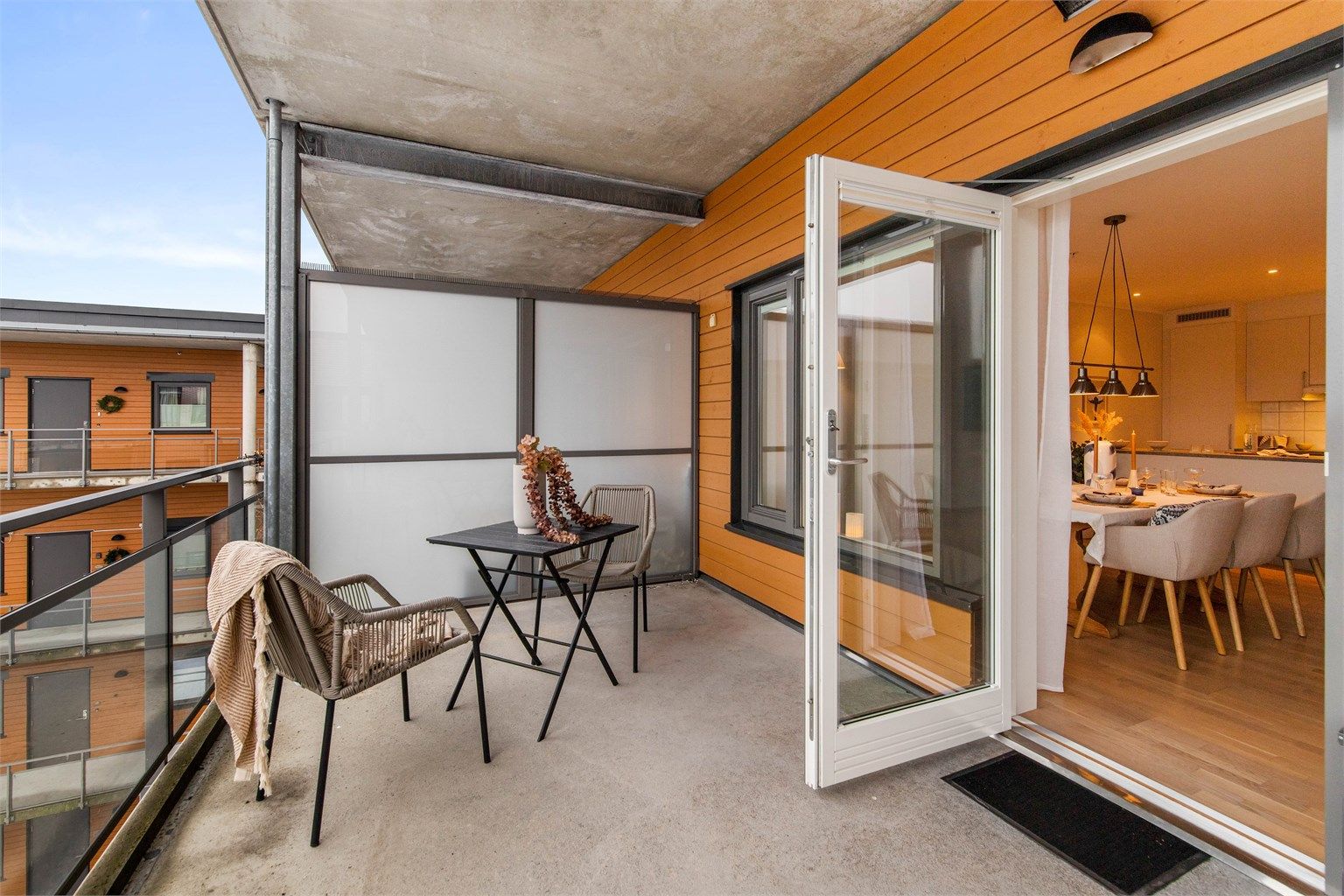 Det er fra stuen to utganger og store vindusflater for både utsyn og naturlig lysinnslipp