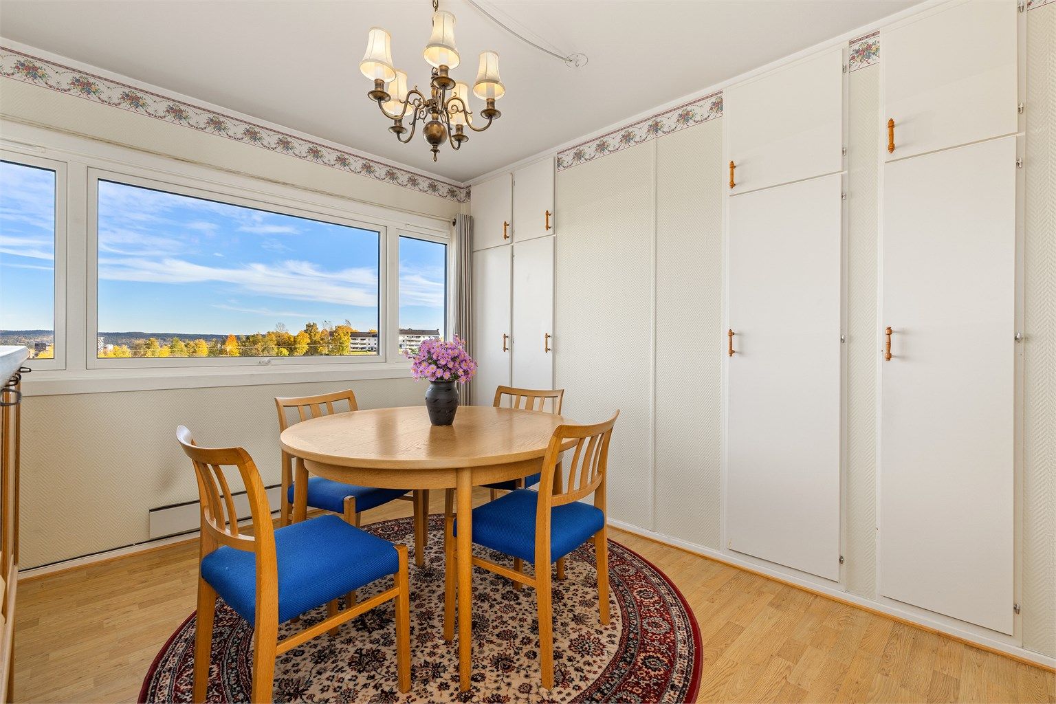 Rommet er utstyrt med plassbygde garderobeskap.