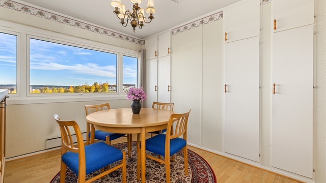 Rommet er utstyrt med plassbygde garderobeskap.