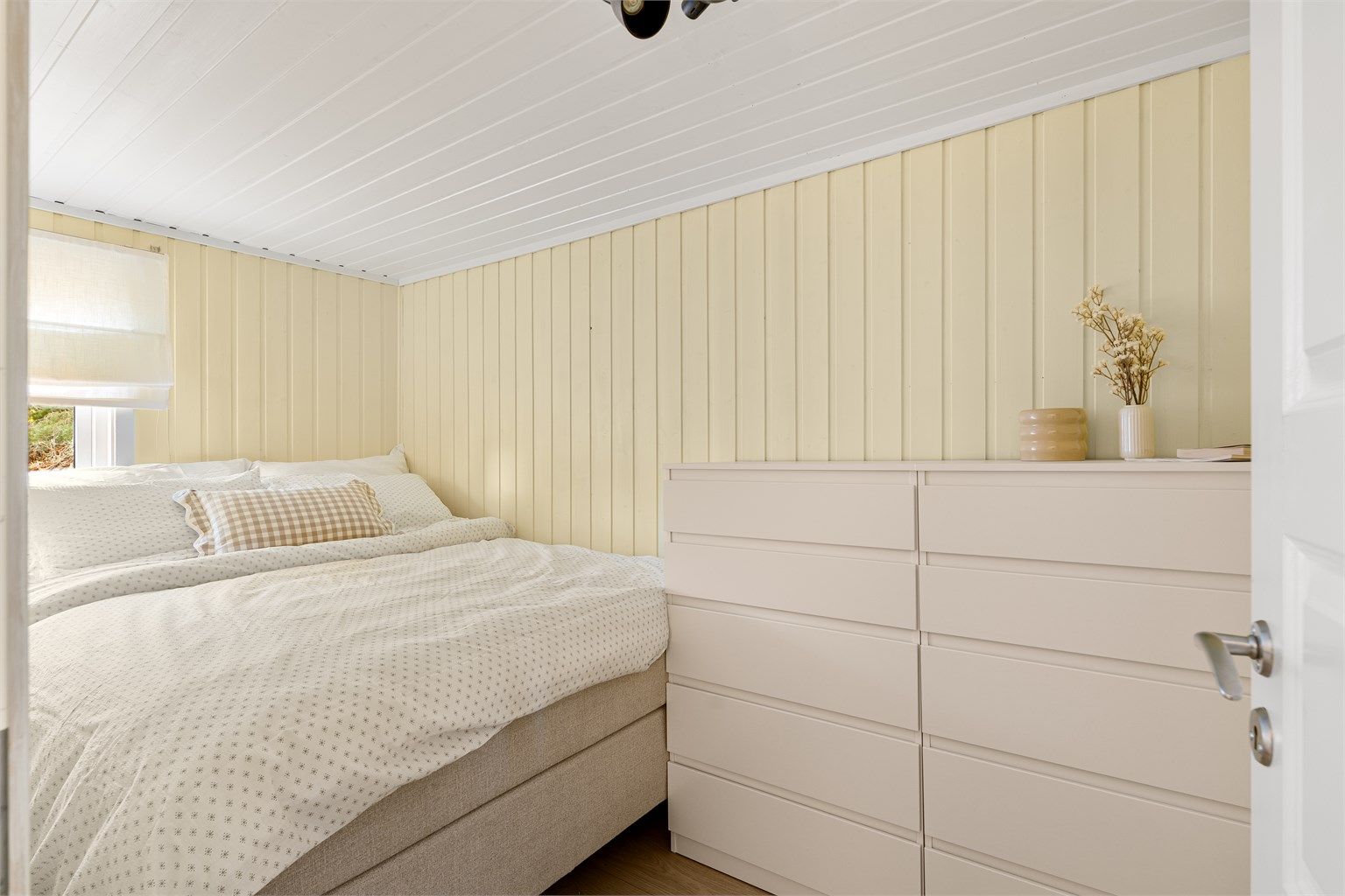 Et av to soverom 6 kvm med god plass til dobbeltseng og kommode. 