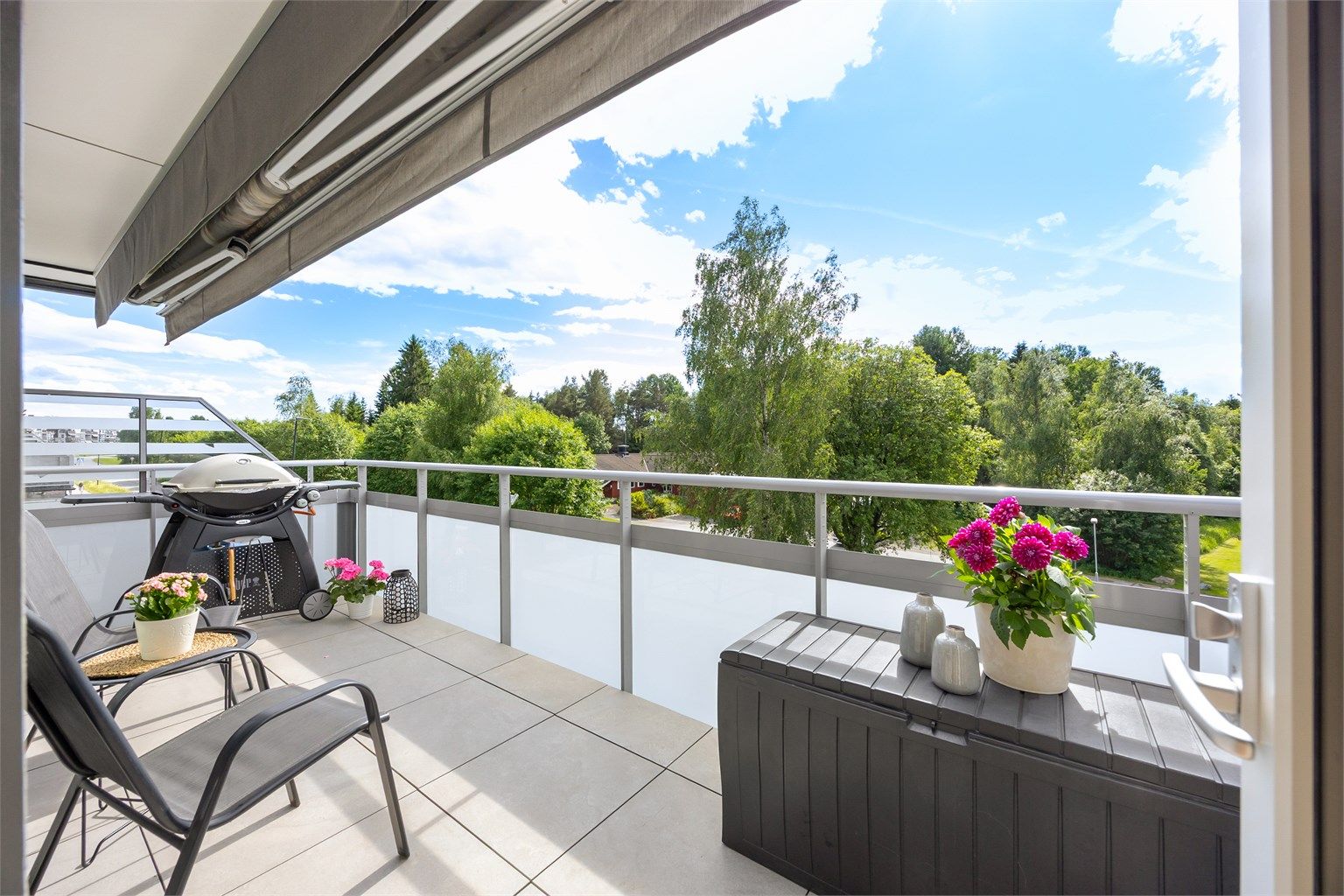 Denne balkongen fungerer som en fantastisk uteplass og en naturlig forlengelse av stuen på sommeren.