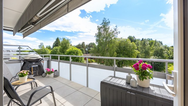 Denne balkongen fungerer som en fantastisk uteplass og en naturlig forlengelse av stuen på sommeren.