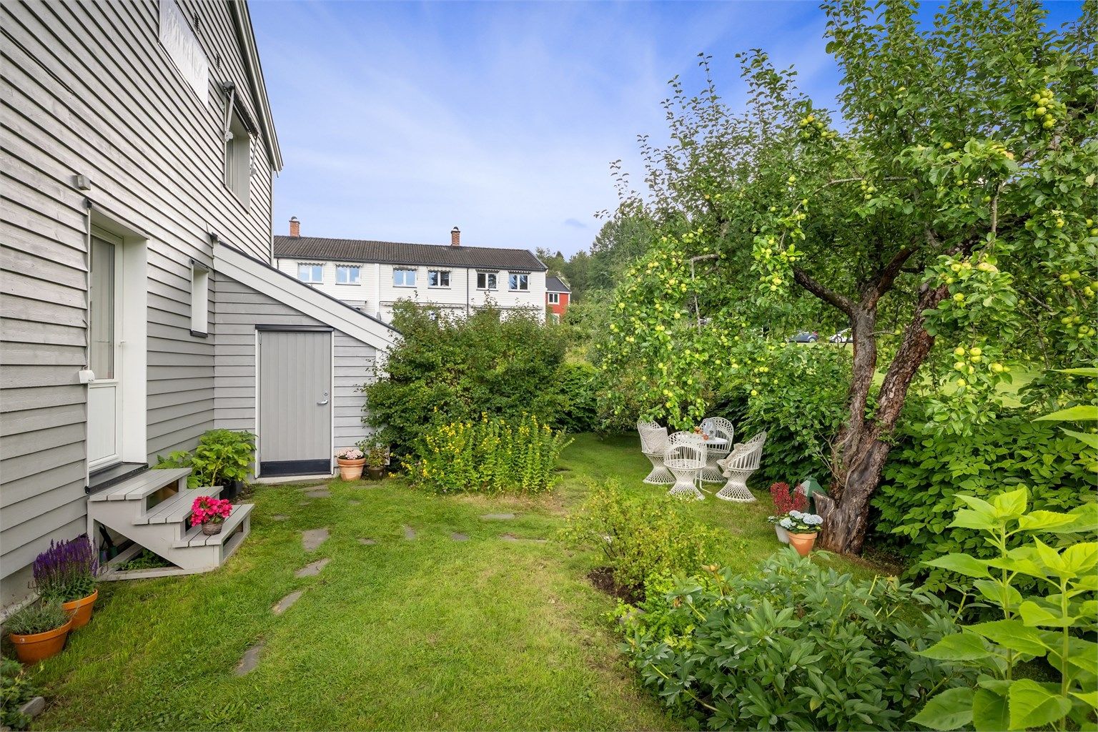 Det første som møter deg er boligens romslige og skjermede hage!