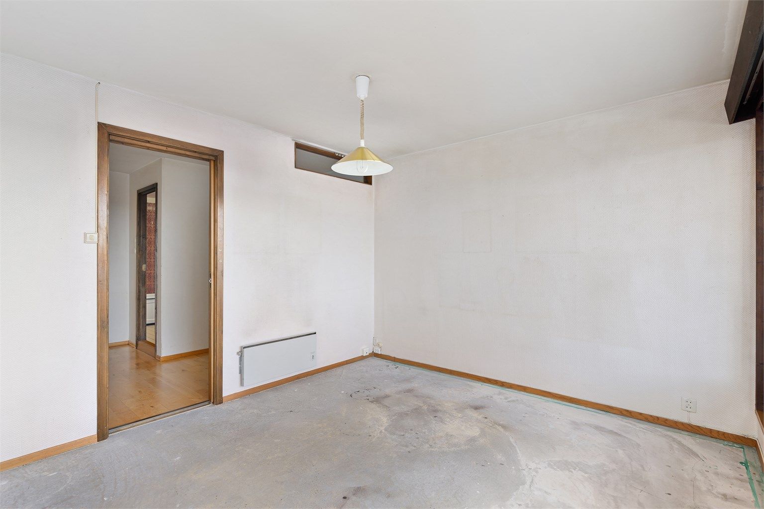 Soverommet har god plass til dobbeltseng, nattbord og garderobe. Veggen kan ev. rives for å lage garderoberom (walk-in-closet) og ev. ombygges med direkte adgang til badet