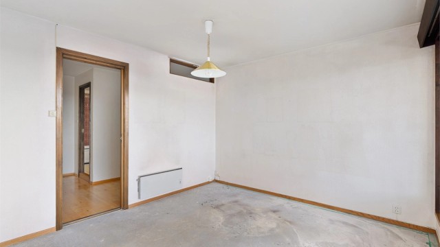 Soverommet har god plass til dobbeltseng, nattbord og garderobe. Veggen kan ev. rives for å lage garderoberom (walk-in-closet) og ev. ombygges med direkte adgang til badet