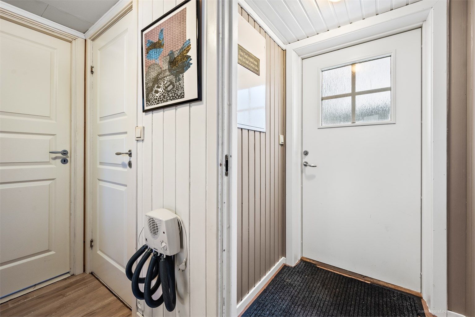 Entréen har plass til oppbevaring av yttertøy og sko.