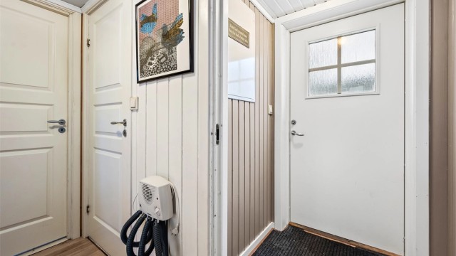 Entréen har plass til oppbevaring av yttertøy og sko.
