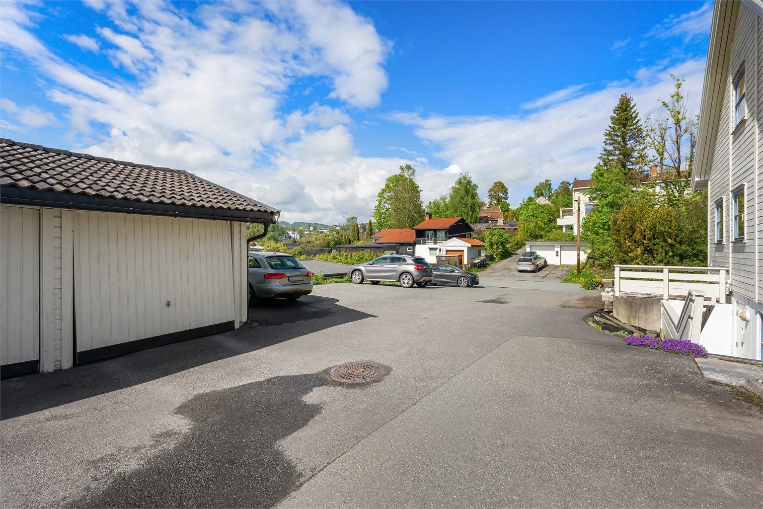 I tillegg til egen garasje og parkeringsplass, er det gjesteparkering på området.